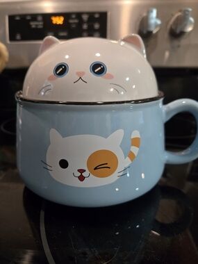 Source Unknown Blue Cat Ceramic Bowl with White Cat Lid